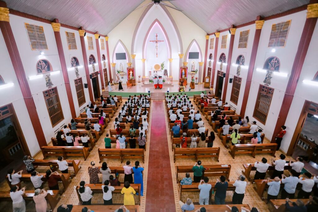 Crafting Captivating Headlines: Your awesome post title goes here A vibrant congregation gathers in a beautifully lit church for worship.