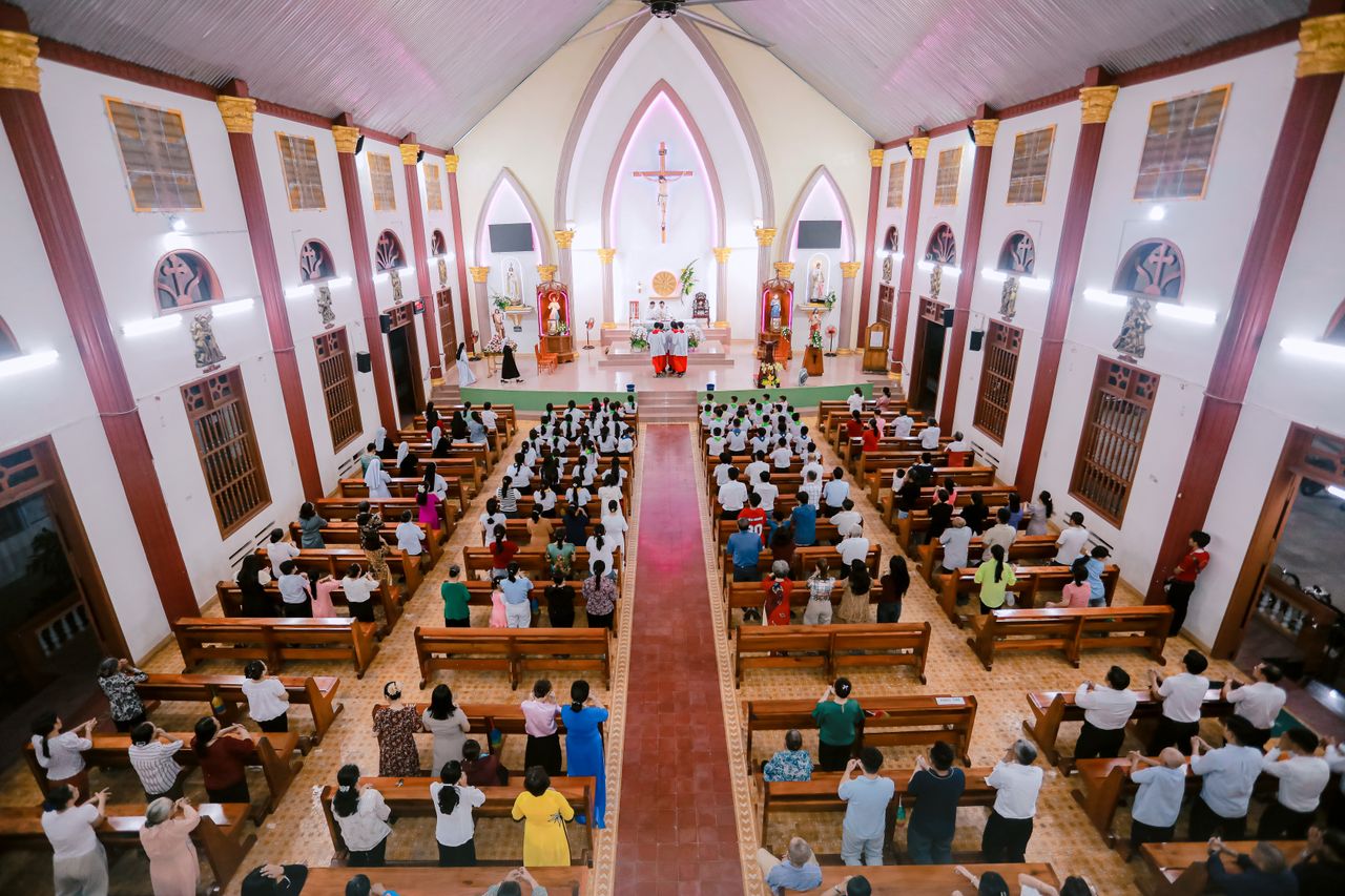 Crafting Captivating Headlines: Your awesome post title goes here A vibrant congregation gathers in a beautifully lit church for worship.